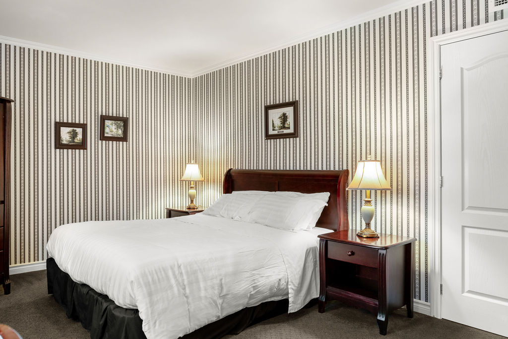 Bright room with one bed at Auberge du Manoir