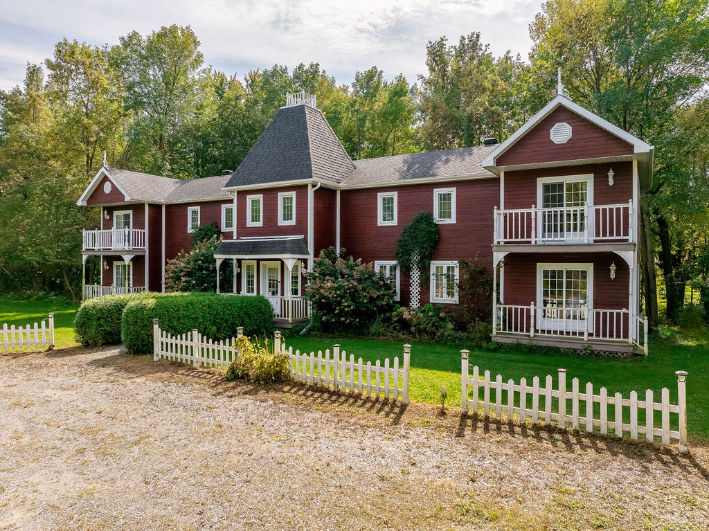 Guest room building at Auberge du Manoir with balconies and a garden